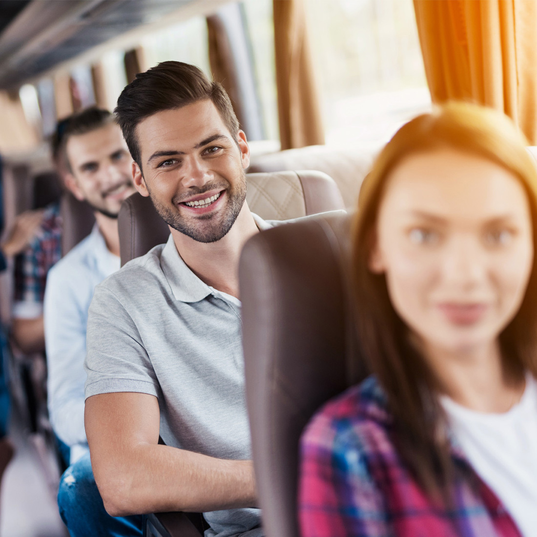 Dominiq - autobusová doprava - mladí ľudia v autobuse